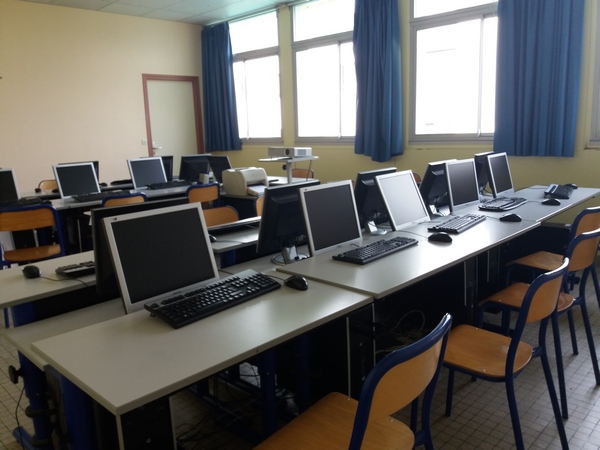 La salle informatique est un lieu où les élèves peuvent effectuer les rapports de stage et/ou autres dossiers...